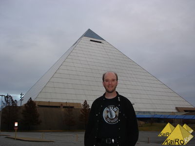 Robert Kaiser (vor Pyramide)